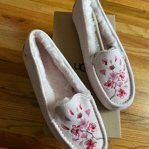 UGG Light Pink Embroidered Moccasins sz 9
